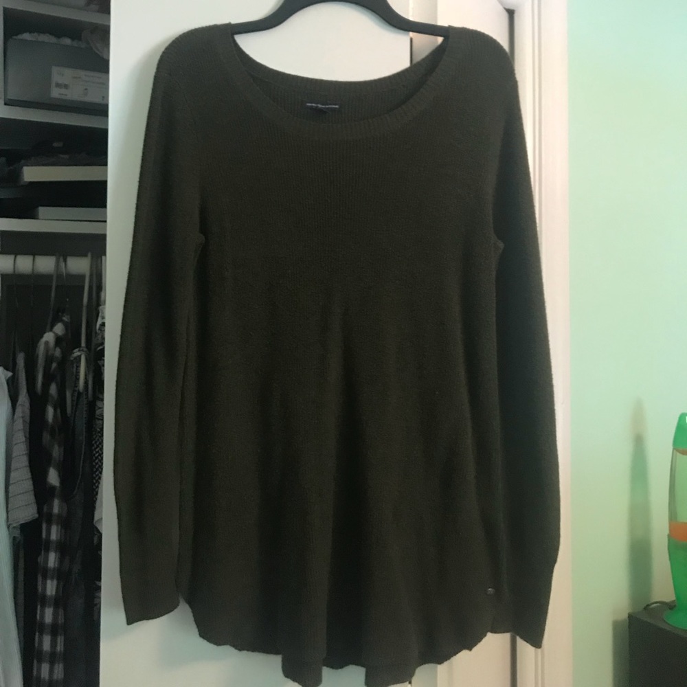 Oversized green sweater with rounded bottom
